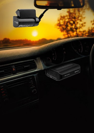 Camera hành trình BlackVue DR770X trên xe lúc hoàng hôn