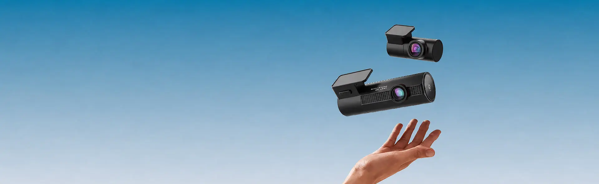 Camera hành trình BlackVue ELITE bay trên bàn tay