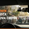 Thumbnail lắp camera hành trình Toyota Innova Cross: camera gắn sau gương chiếu hậu nhìn từ trong xe trên đường phố TP.HCM