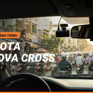 Thumbnail lắp camera hành trình Toyota Innova Cross: camera gắn sau gương chiếu hậu nhìn từ trong xe trên đường phố TP.HCM