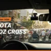 Thumbnail lắp camera hành trình Toyota Veloz Cross: camera gắn sau gương chiếu hậu nhìn từ trong xe trên đường phố TP.HCM