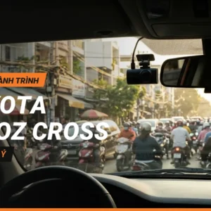 Thumbnail lắp camera hành trình Toyota Veloz Cross: camera gắn sau gương chiếu hậu nhìn từ trong xe trên đường phố TP.HCM