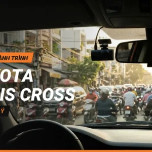 Thumbnail lắp camera hành trình Toyota Yaris Cross: camera gắn sau gương chiếu hậu nhìn từ trong xe trên đường phố TP.HCM